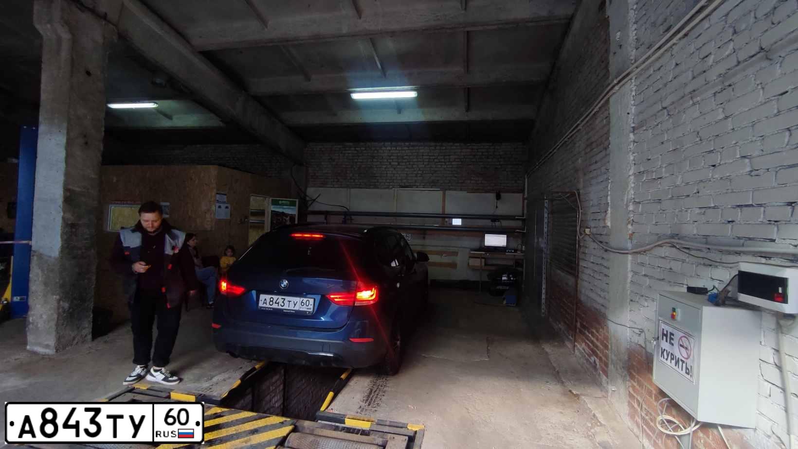 Фото автомобиля BMW X1, 2013 — госномер В333СВ98. Цвет: синий