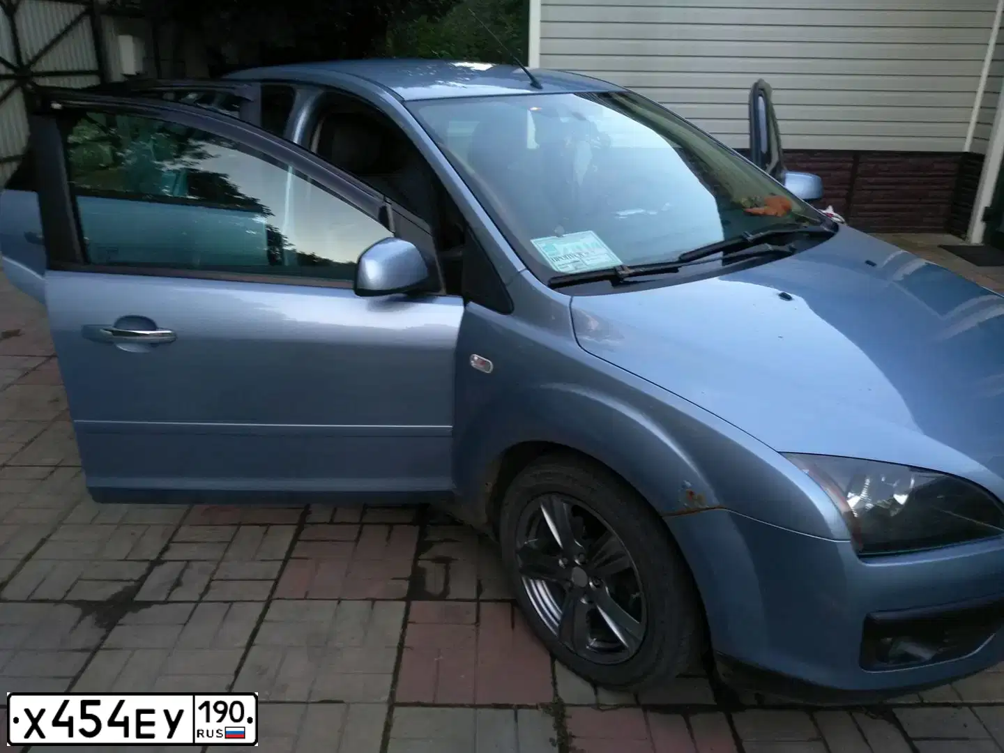 Фото автомобиля FORD FOCUS, 2006 — госномер Р378ХМ799. Цвет: Светло-Серо-Голубой