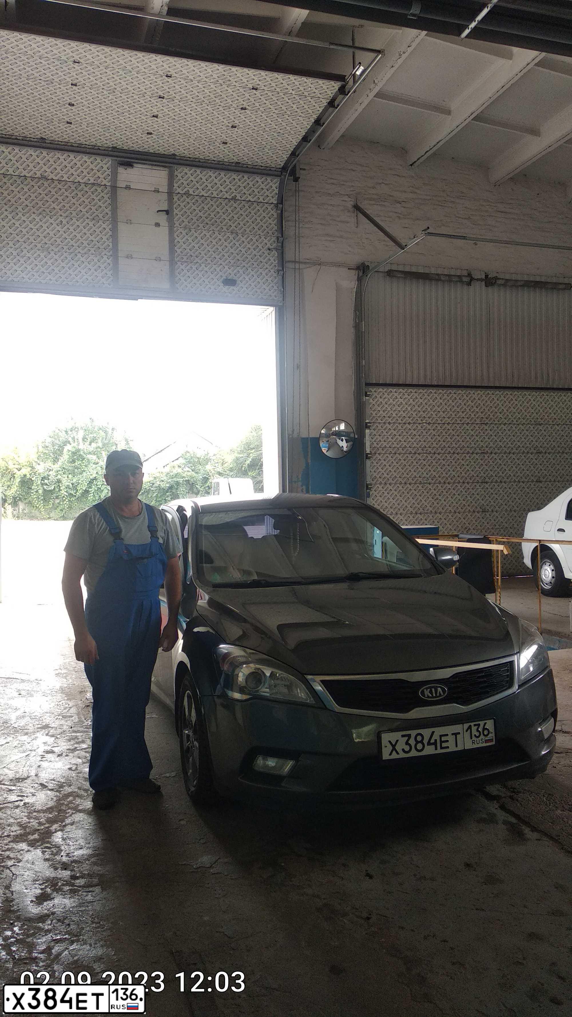 Фото автомобиля KIA CEE'D, 2011 — госномер Х384ЕТ136. Цвет: СЕРЫЙ