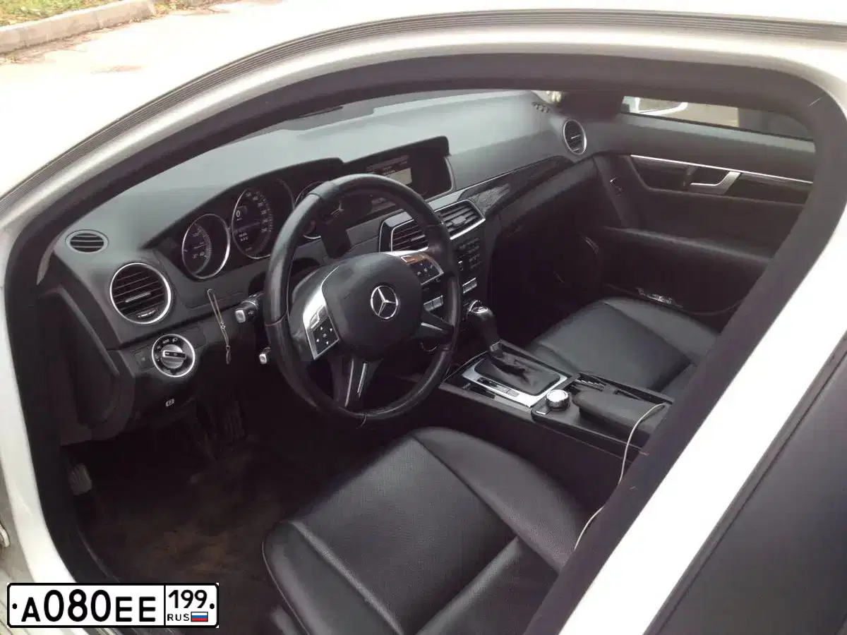 Фото автомобиля MERCEDES C-KLASSE, 2012 — госномер А080ЕЕ199. Цвет: Белый