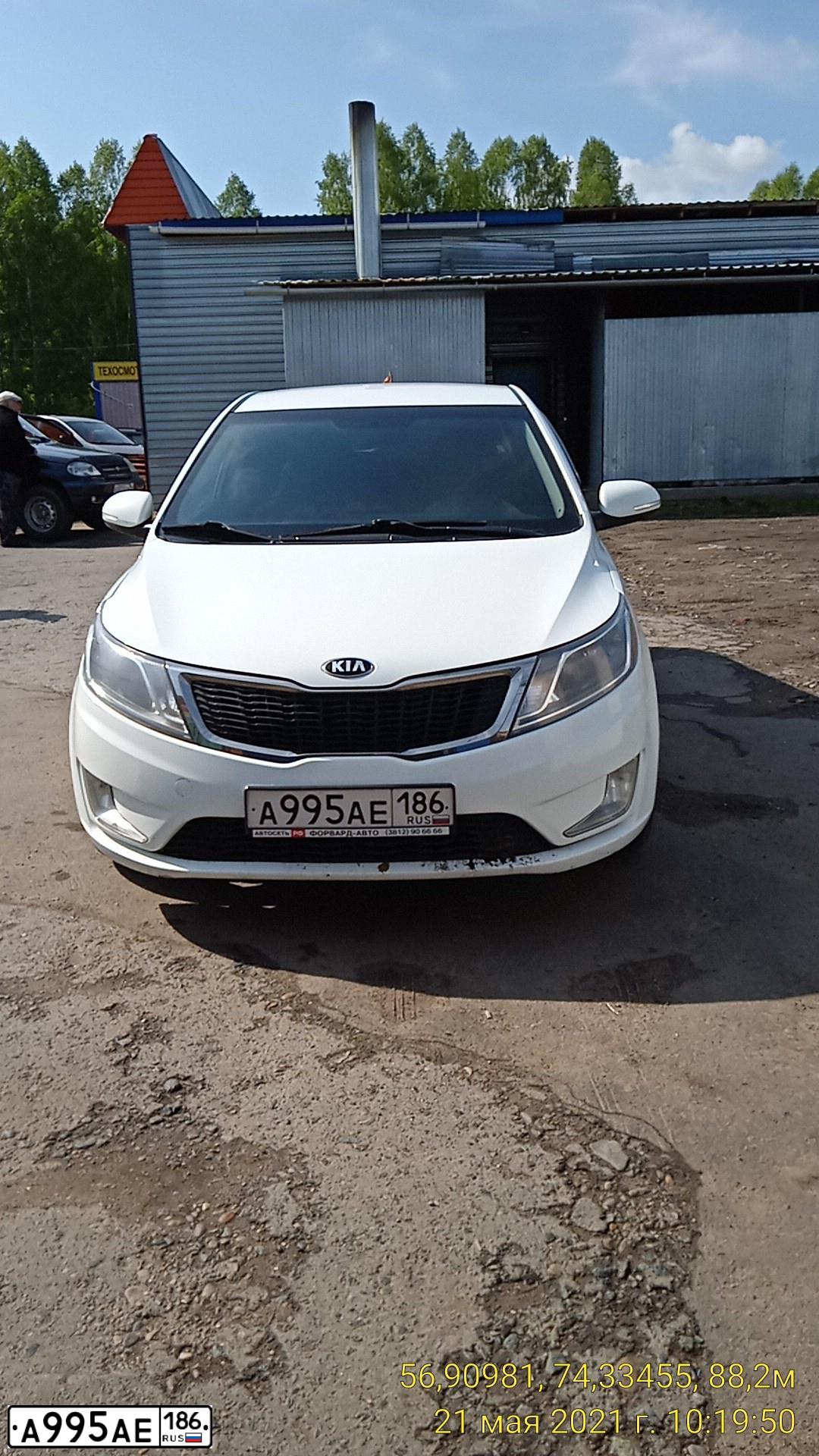 Фото автомобиля KIA RIO, 2013 — госномер А995АЕ186. Цвет: Белый