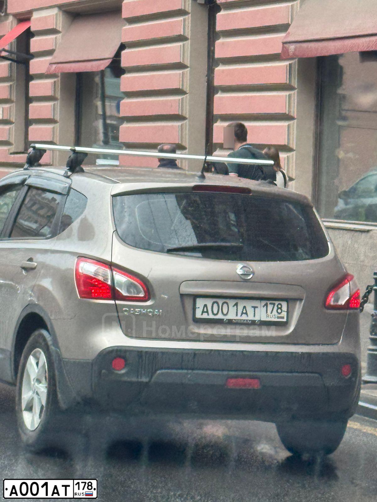 Фото автомобиля VOLKSWAGEN TOUAREG, 2009 — госномер А001АТ178. Цвет: ЧЕРНЫЙ