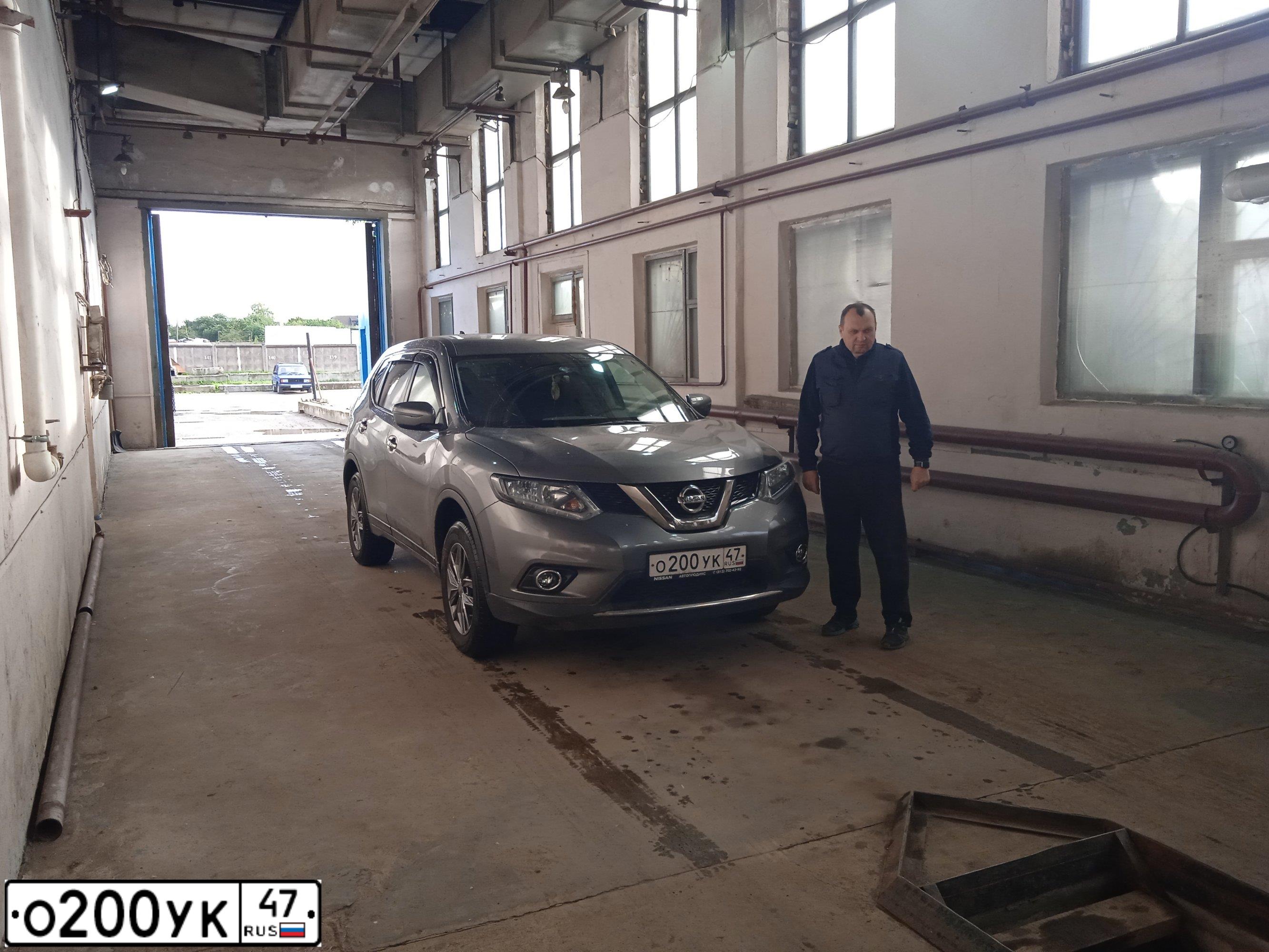 Фото автомобиля NISSAN X-TRAIL, 2018 — госномер О200УК47. Цвет: Серый