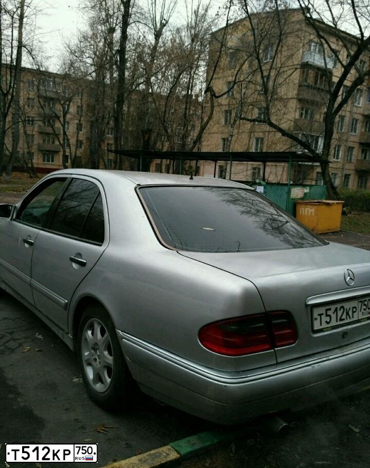 Фото автомобиля MERCEDES E-KLASSE, 1996 — госномер О013СА750. Цвет: Серебристый