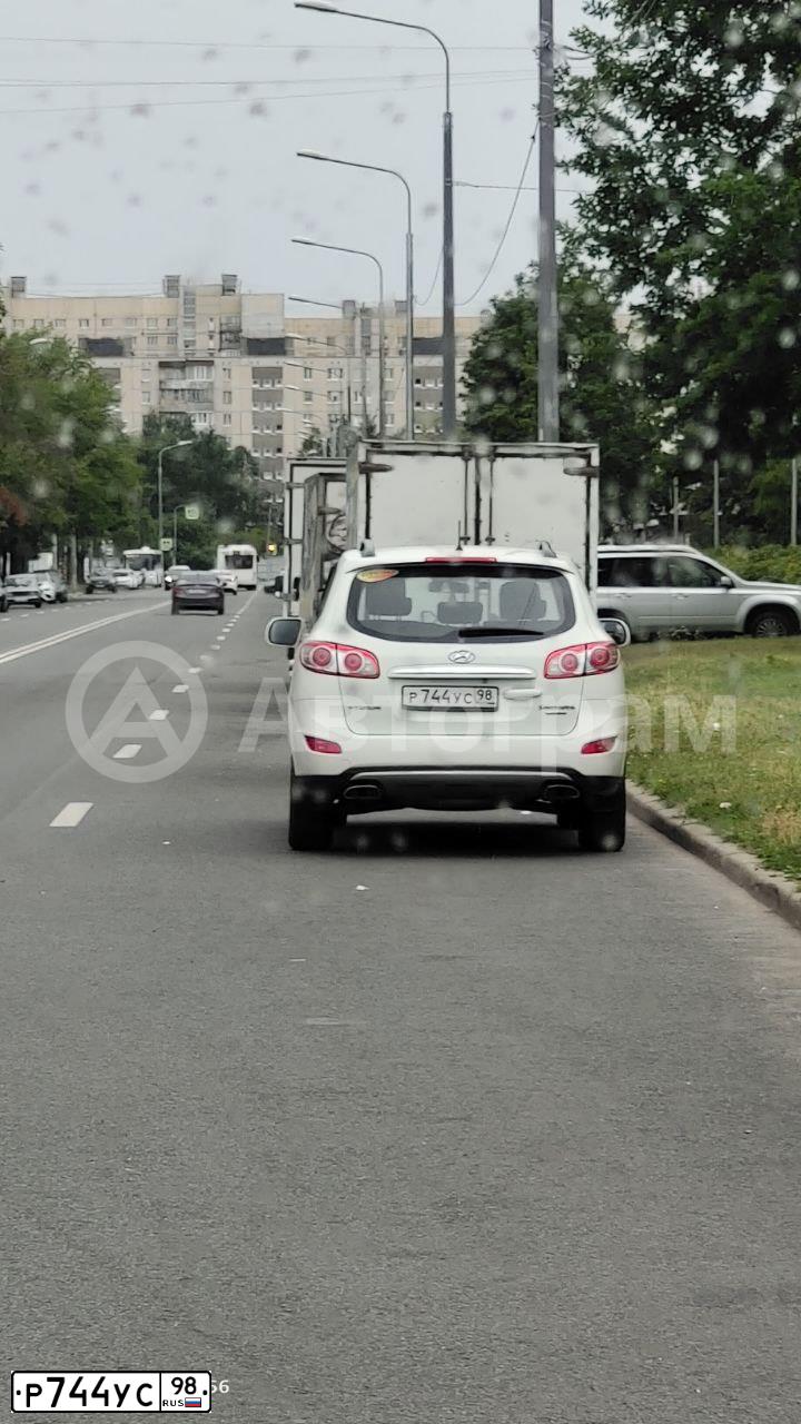Фото автомобиля HYUNDAI SANTA FE, 2011 — госномер Р744УС98. Цвет: БЕЛЫЙ