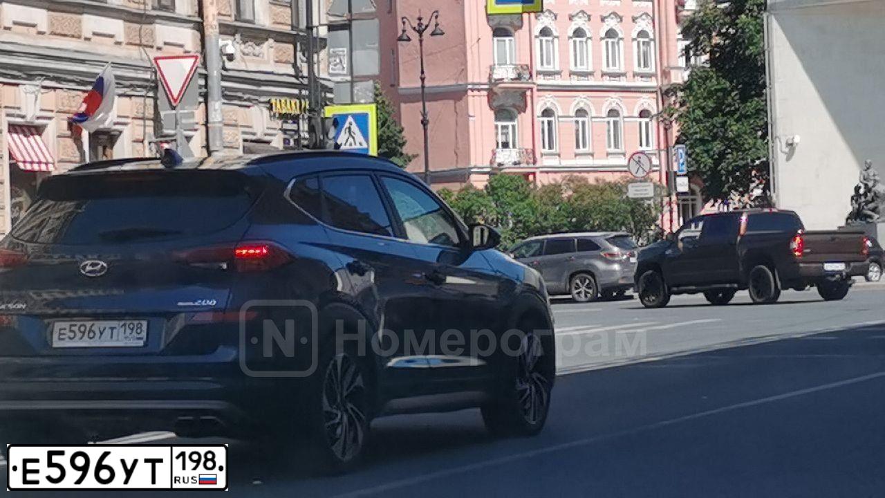 Фото автомобиля HYUNDAI TUCSON, 2019 — госномер Е596УТ198. Цвет: СИНИЙ
