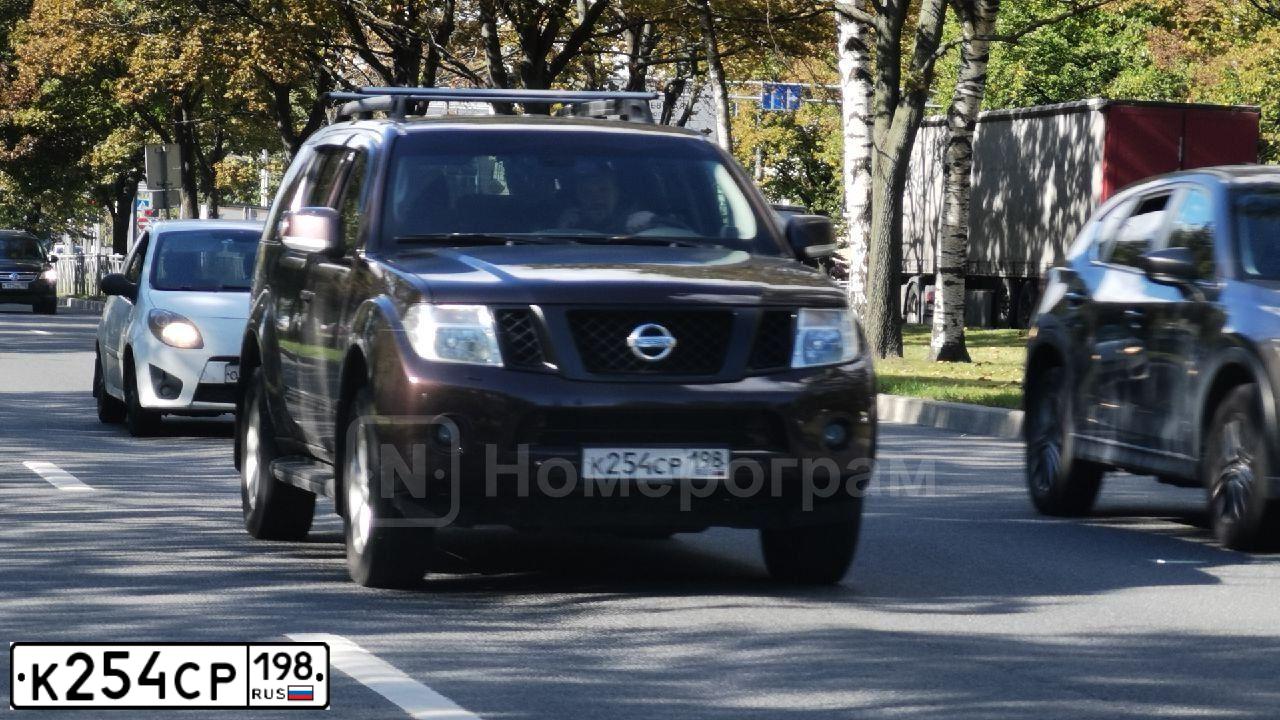 Фото автомобиля NISSAN PATHFINDER, 2013 — госномер К254СР198. Цвет: СЕРО-СИРЕНЕВЫЙ