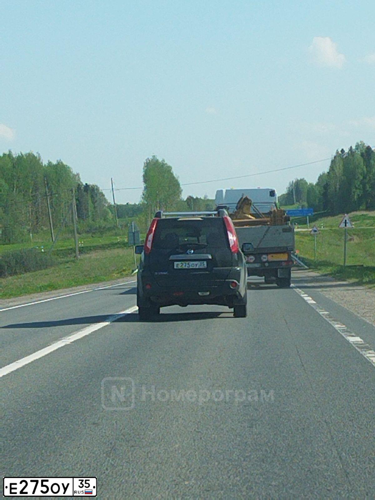Фото автомобиля NISSAN X-TRAIL, 2014 — госномер Е275ОУ35. Цвет: ЧЕРНЫЙ