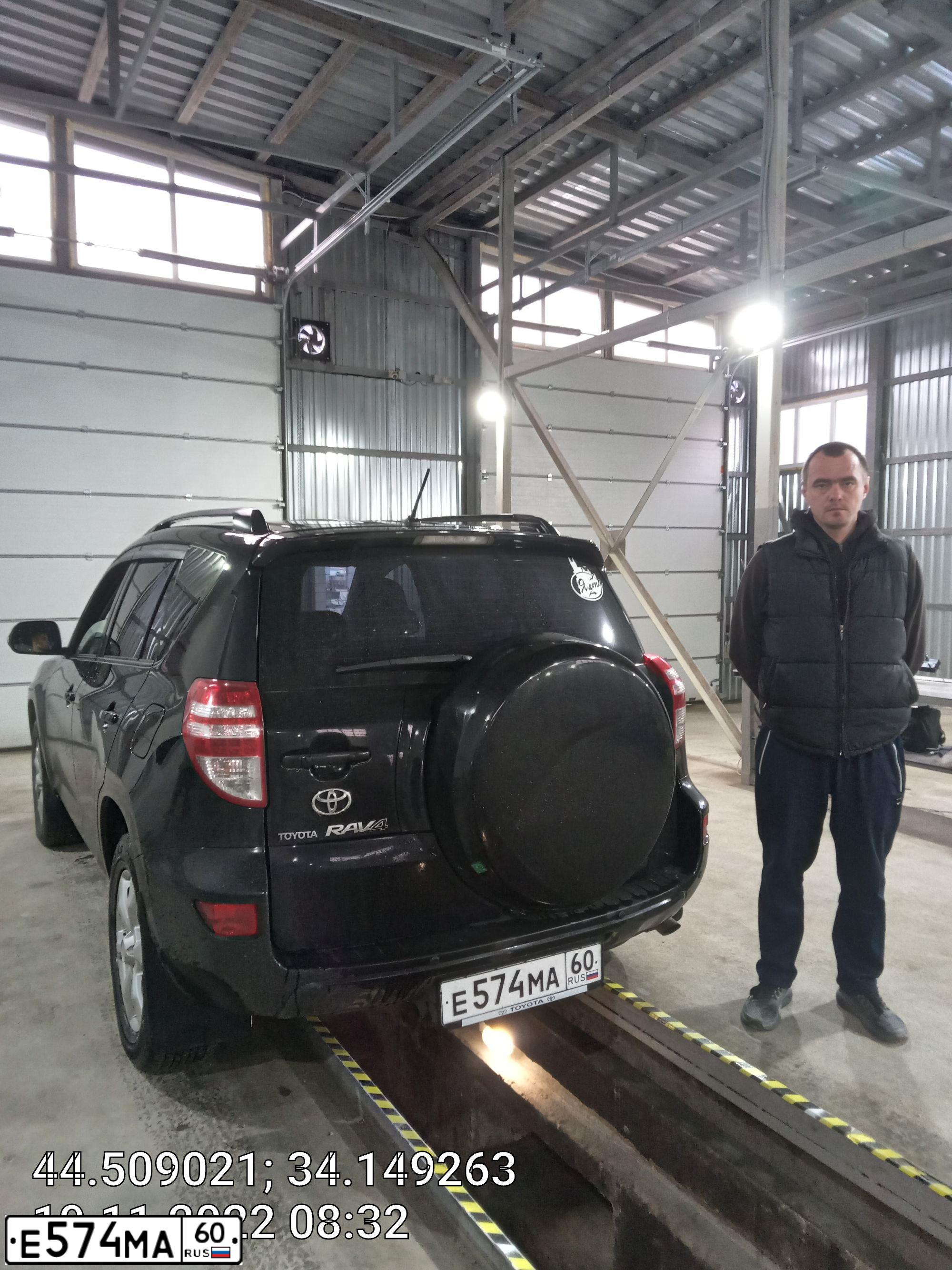 Фото автомобиля TOYOTA RAV4, 2010 — госномер Е574МА60. Цвет: ЧЕРНЫЙ
