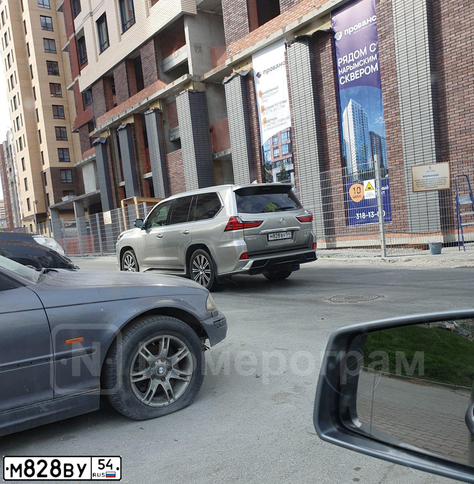 Фото автомобиля GAZ 3221 GAZEL, 2007 — госномер М828ВУ54. Цвет: Серебристый