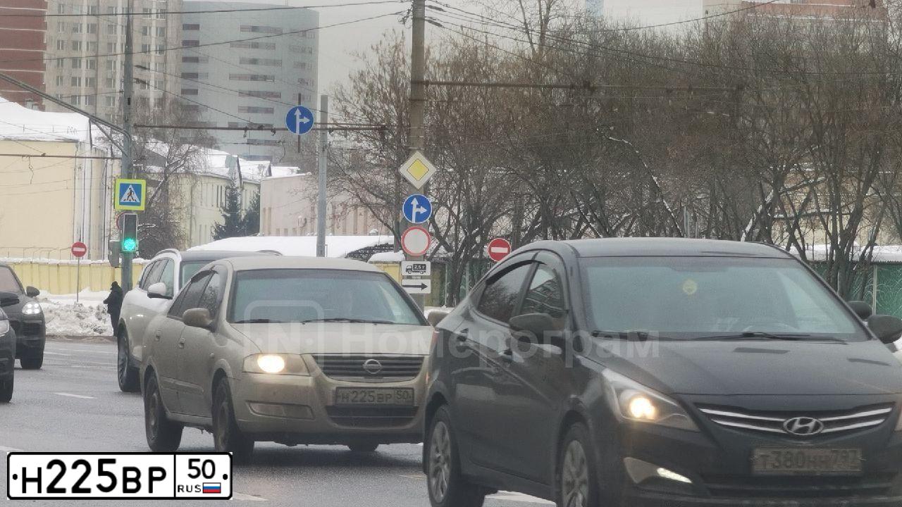 Фото автомобиля NISSAN ALMERA, 2007 — госномер Н225ВР50. Цвет: БЕЖЕВЫЙ