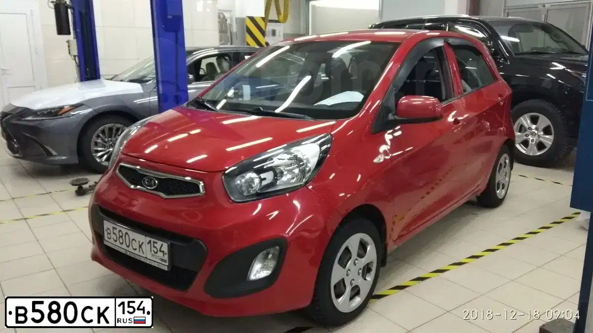Фото автомобиля KIA PICANTO / MORNING, 2012 — госномер В580СК154. Цвет: Красный