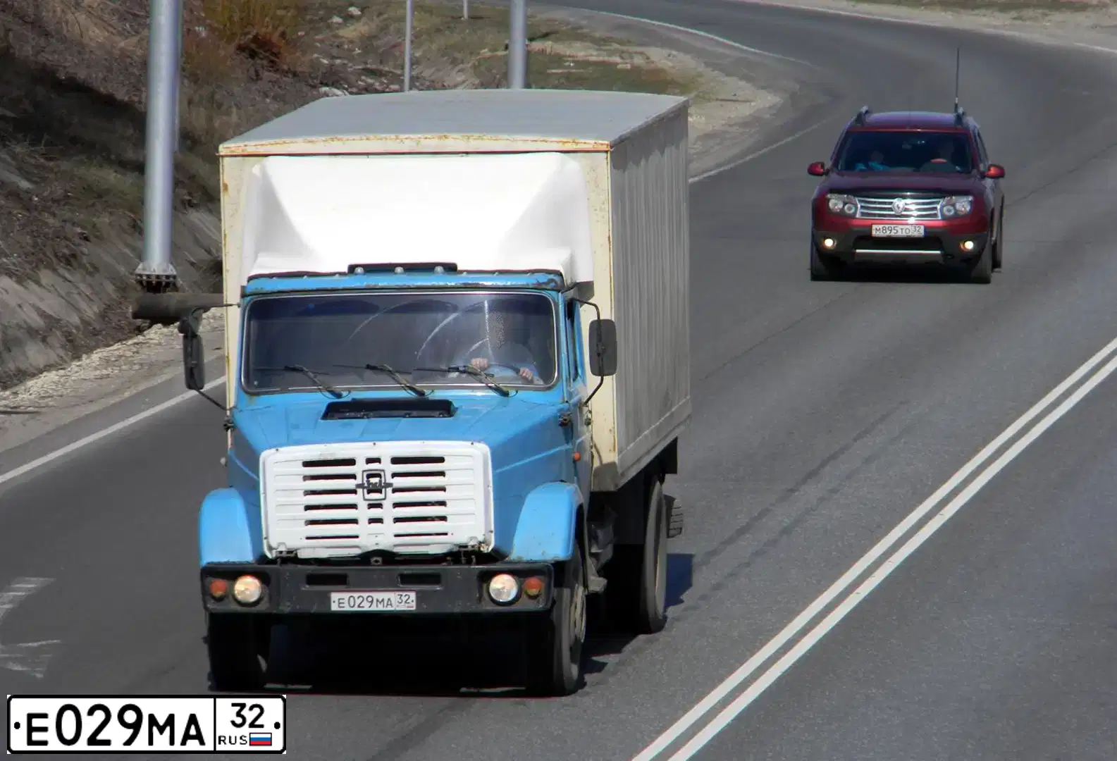 Фото автомобиля ZIL 433110 /4X2/, 1997 — госномер Е029МА32. Цвет: синий