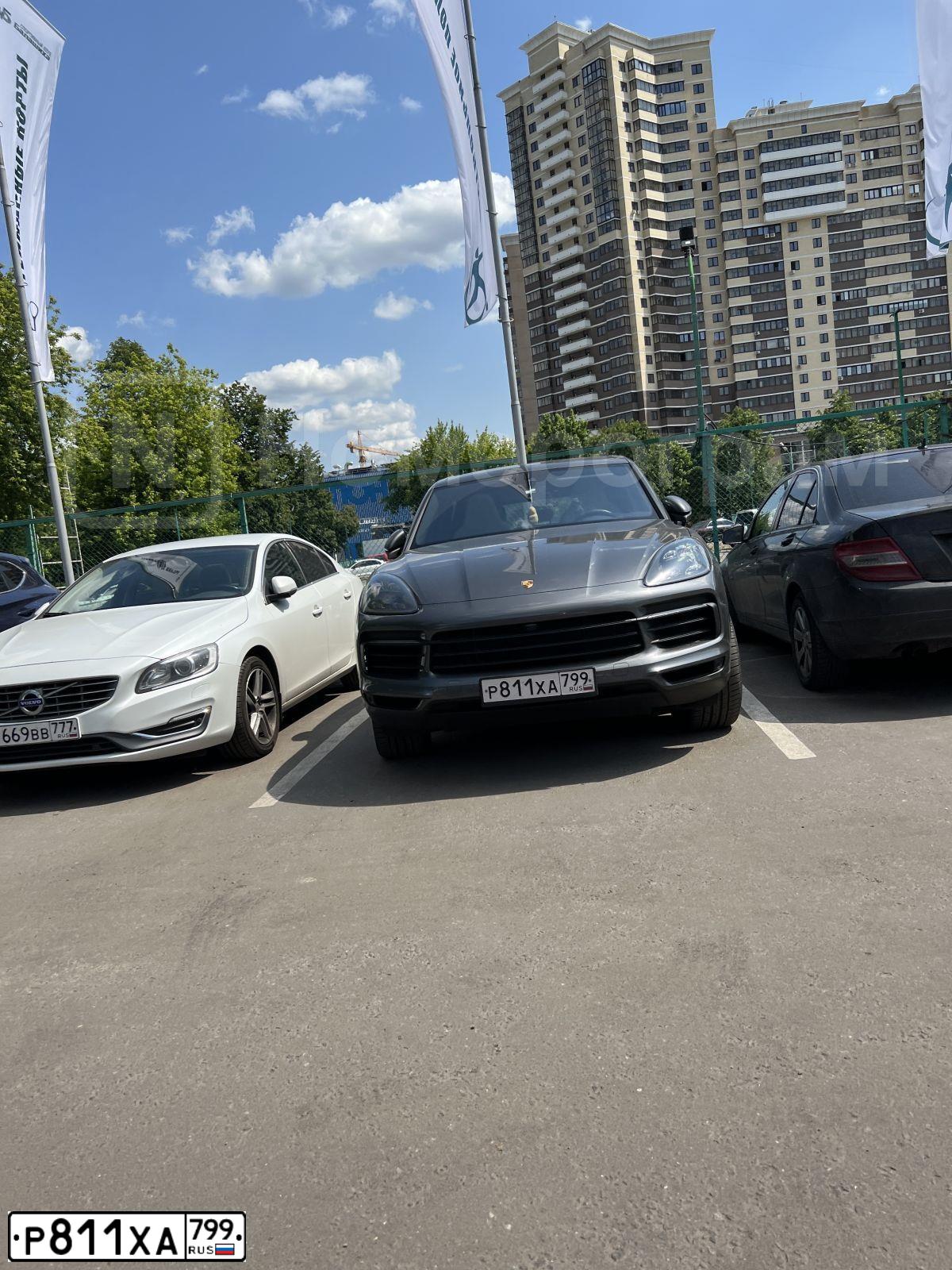 Фото автомобиля PORSCHE CAYENNE, 2020 — госномер Р811ХА799. Цвет: СЕРЫЙ