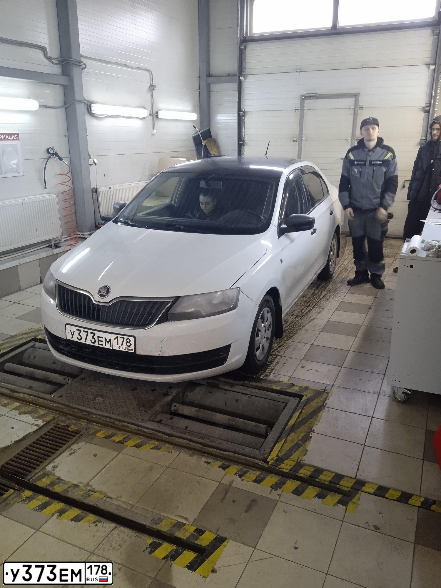 Фото автомобиля SKODA RAPID, 2016 — госномер А674МК172. Цвет: МНОГОЦВЕТНЫЙ