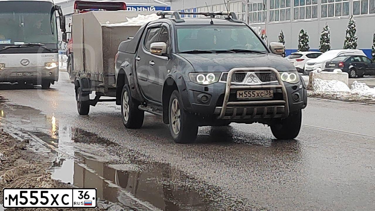 Фото автомобиля MITSUBISHI L 200, 2010 — госномер М555ХС36. Цвет: ТЕМНО-СЕРЫЙ