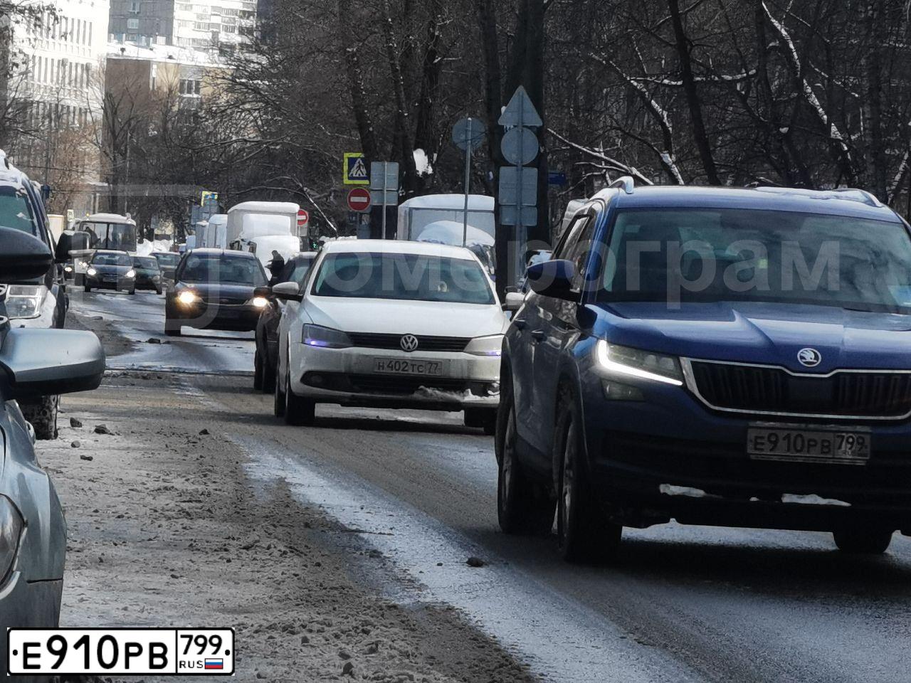 Фото автомобиля SKODA KODIAQ, 2019 — госномер Е910РВ799. Цвет: ЯРКО-СИНИЙ