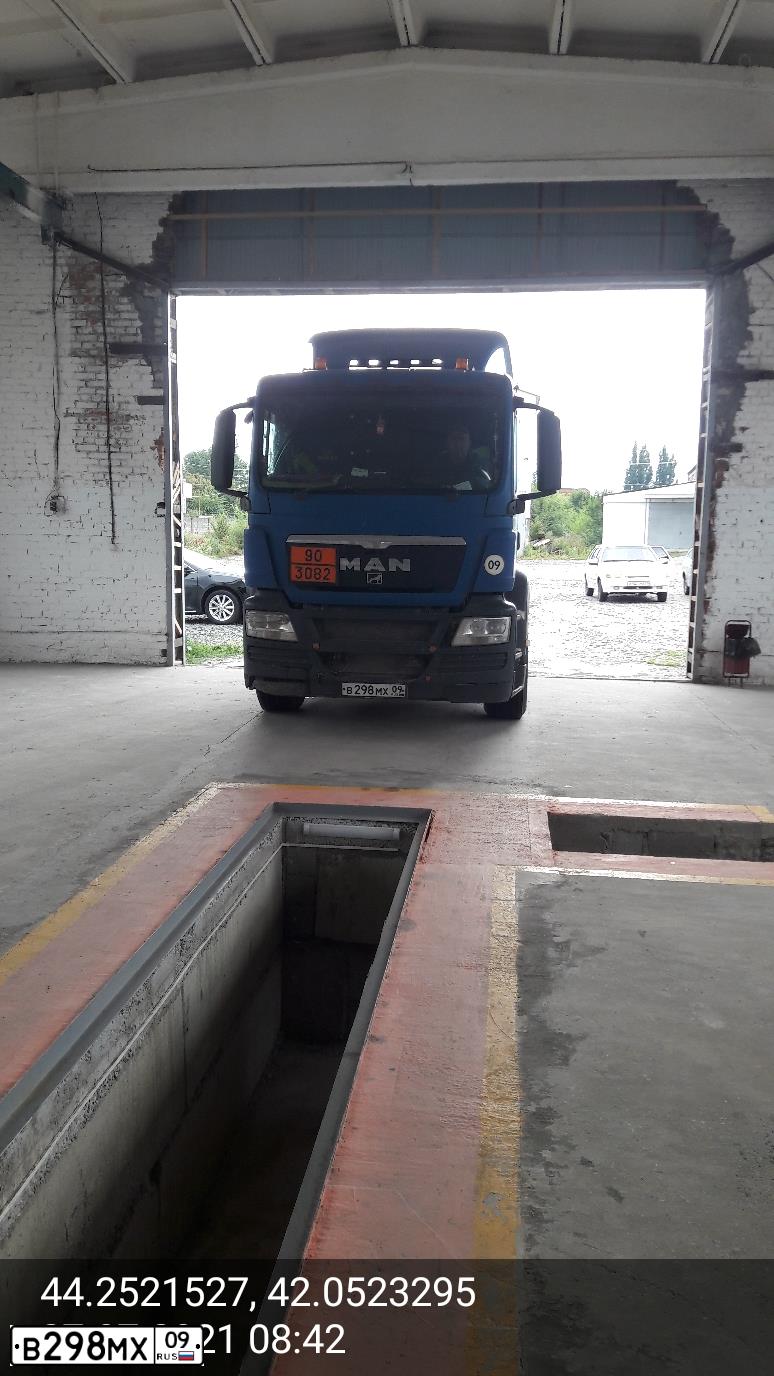 Фото автомобиля MAN TGS 19.XXX /4X2/, 2011 — госномер В298МХ09. Цвет: ЯРКО-ГОЛУБОЙ