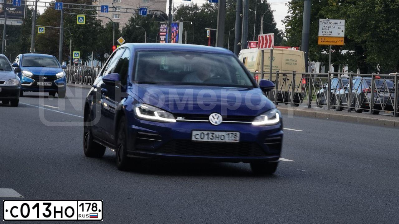 Фото автомобиля VOLKSWAGEN GOLF, 2018 — госномер С013НО178. Цвет: СИНИЙ