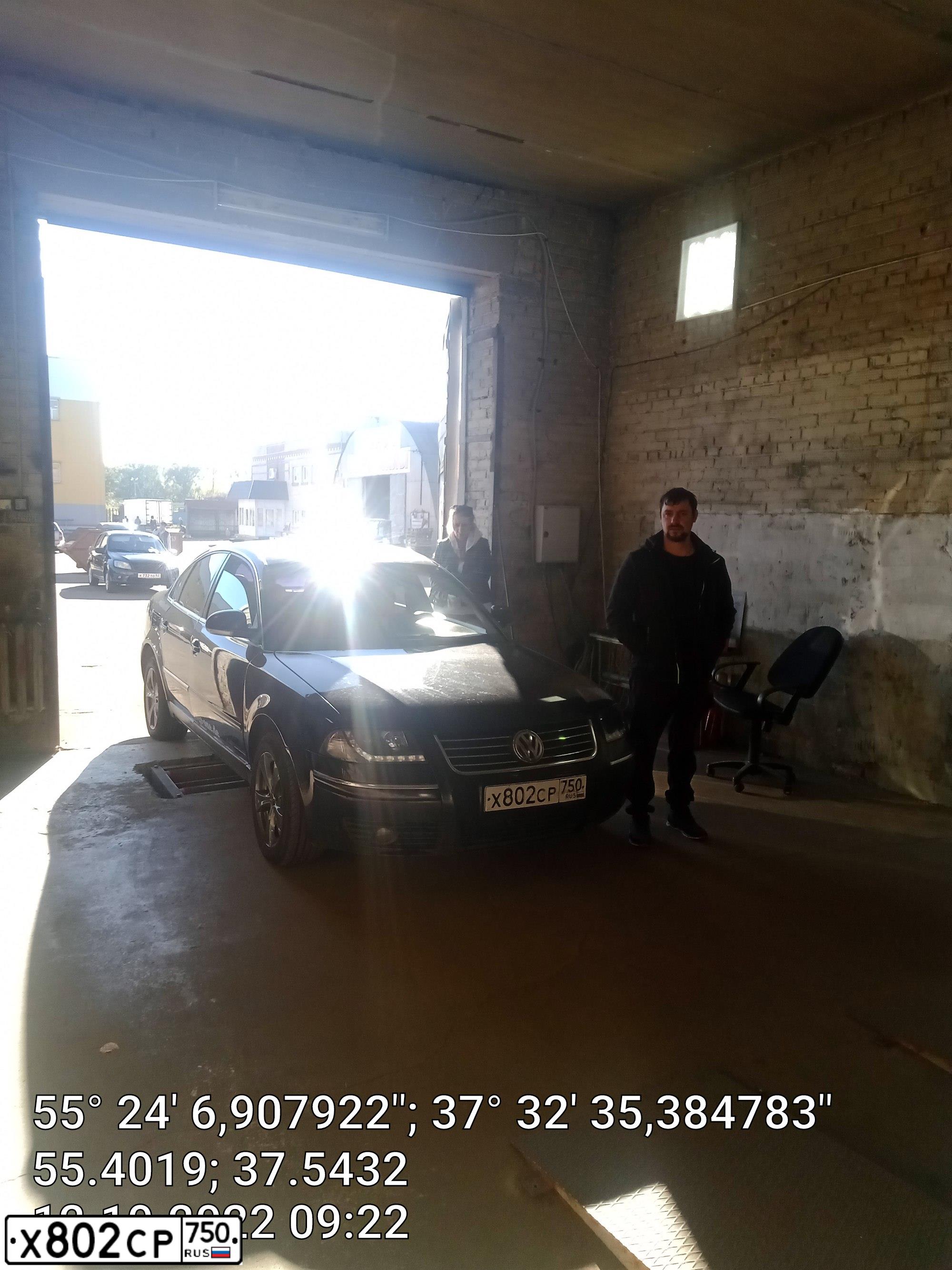 Фото автомобиля VOLKSWAGEN PASSAT, 2004 — госномер Н924АЕ977. Цвет: ЧЕРНЫЙ