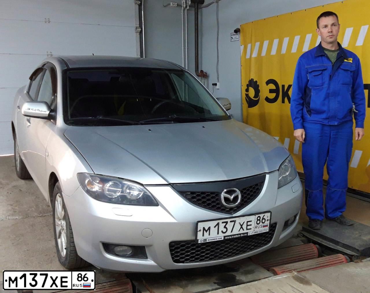 Фото автомобиля MAZDA 3, 2007 — госномер М137ХЕ86. Цвет: СЕРЕБРИСТЫЙ