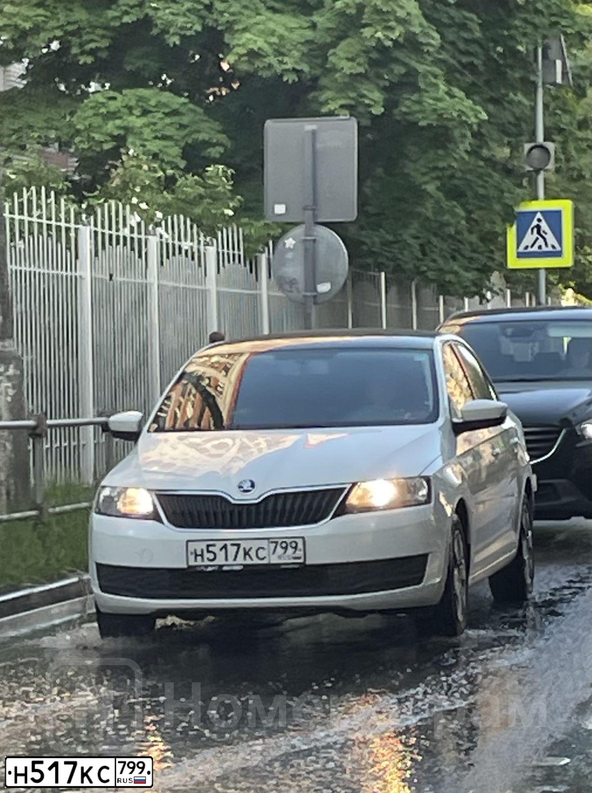 Фото автомобиля SKODA RAPID, 2018 — госномер Н517КС799. Цвет: БЕЛЫЙ-ЧЕРНЫЙ