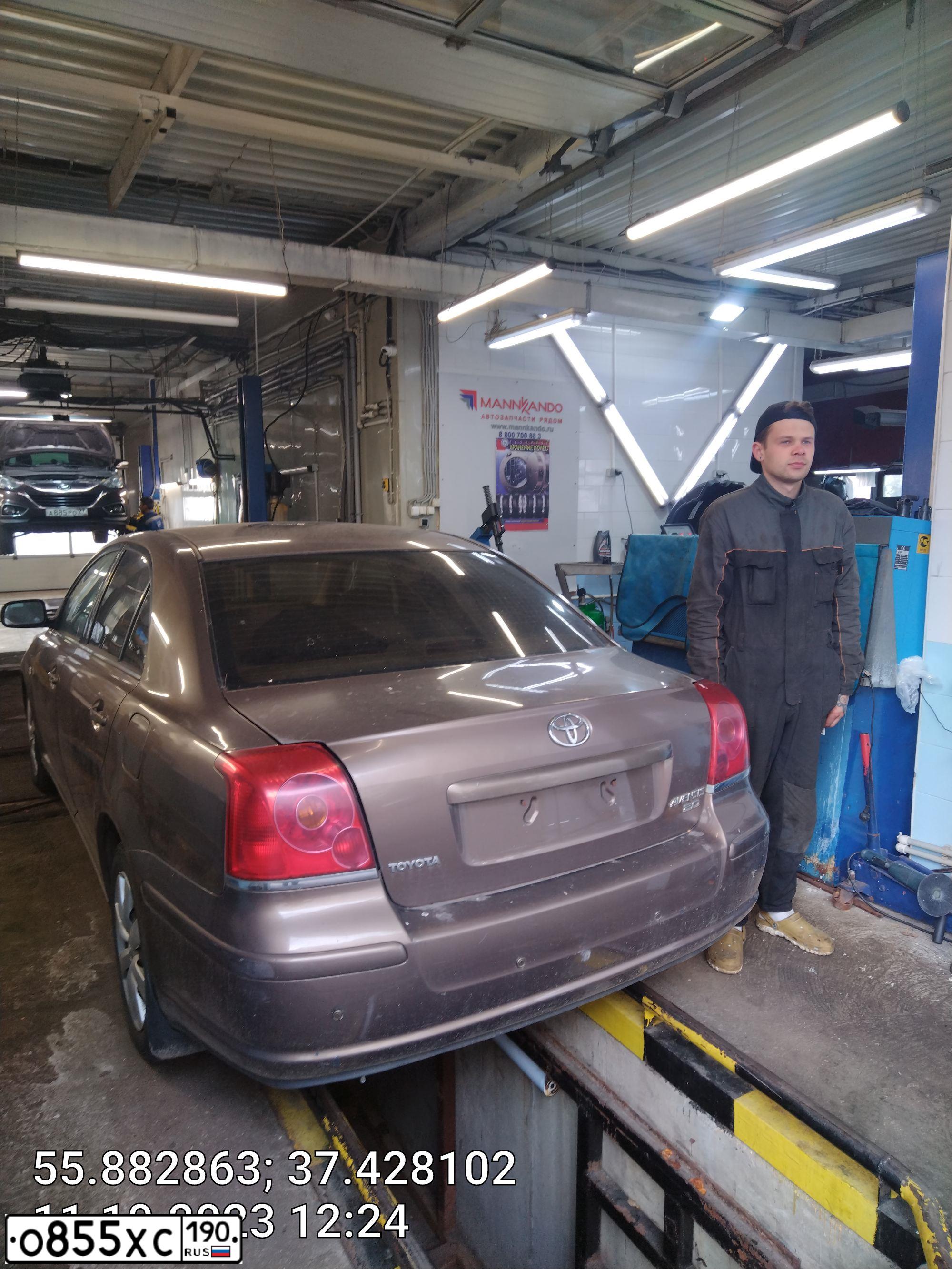 Фото автомобиля TOYOTA AVENSIS, 2004 — госномер У727ЕР716. Цвет: Коричневый