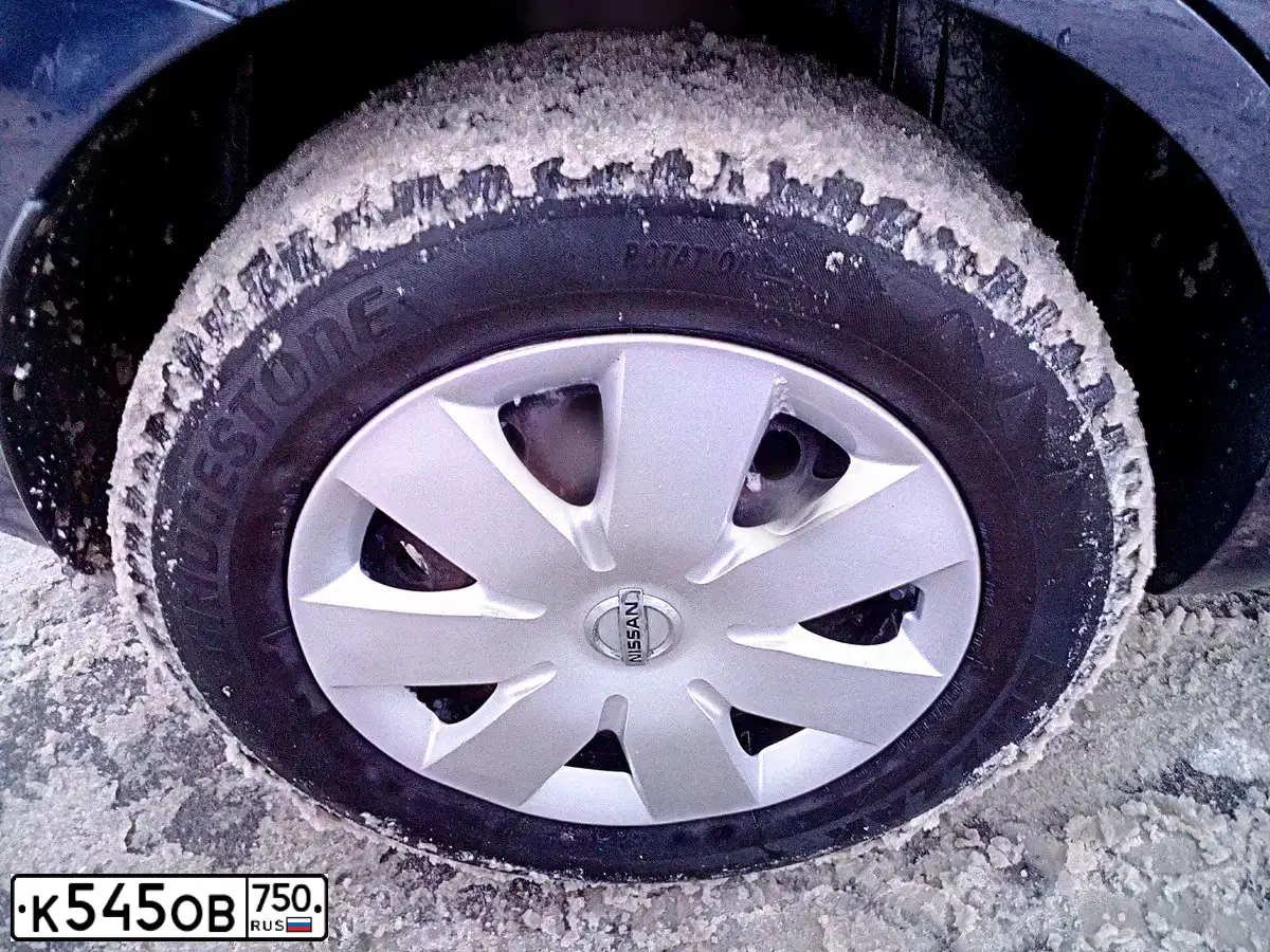 Фото автомобиля DAEWOO GENTRA, 2014 — госномер К545ОВ750. Цвет: Белый