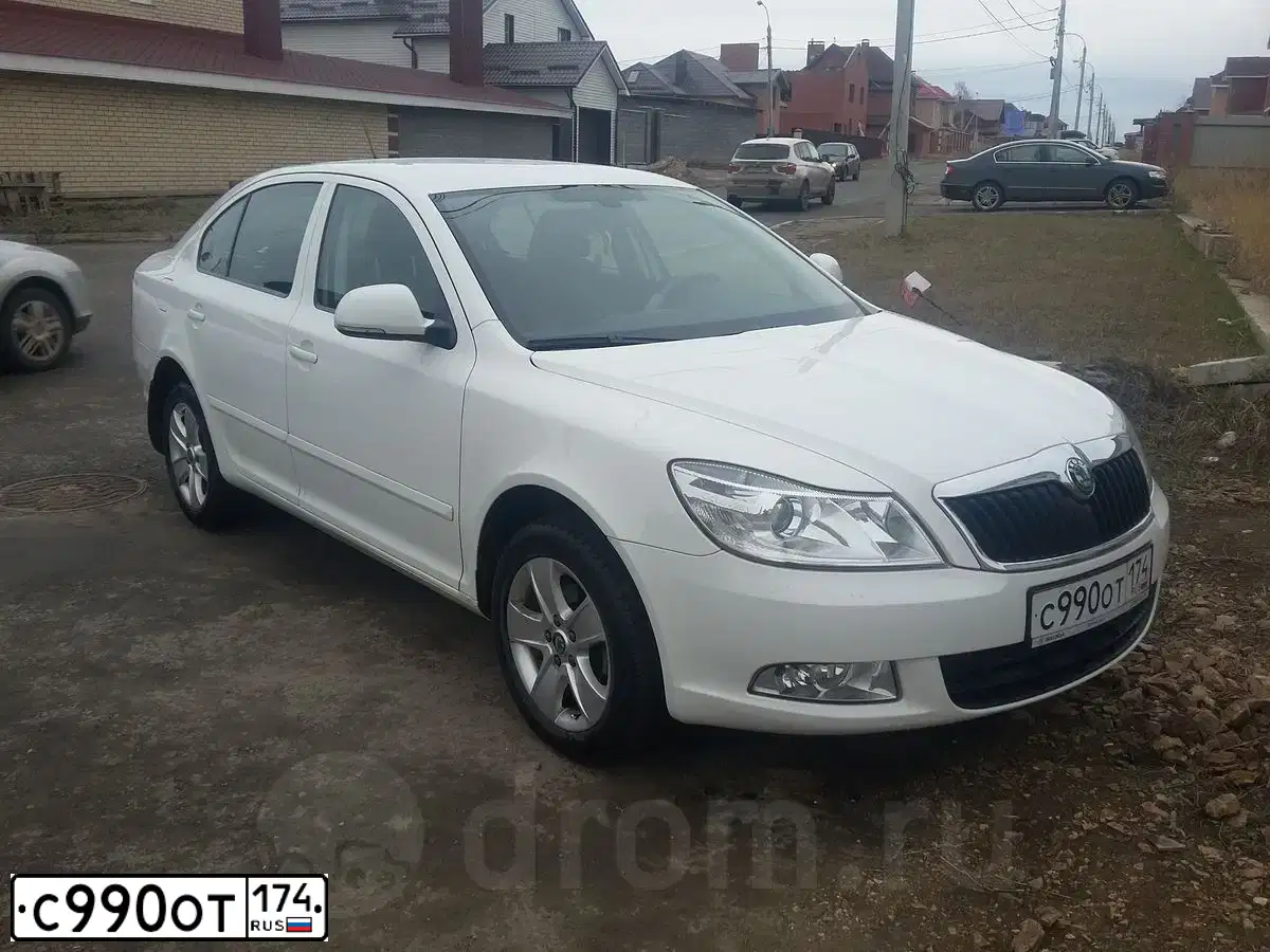 Фото автомобиля SKODA OCTAVIA, 2012 — госномер С990ОТ174. Цвет: БЕЛЫЙ