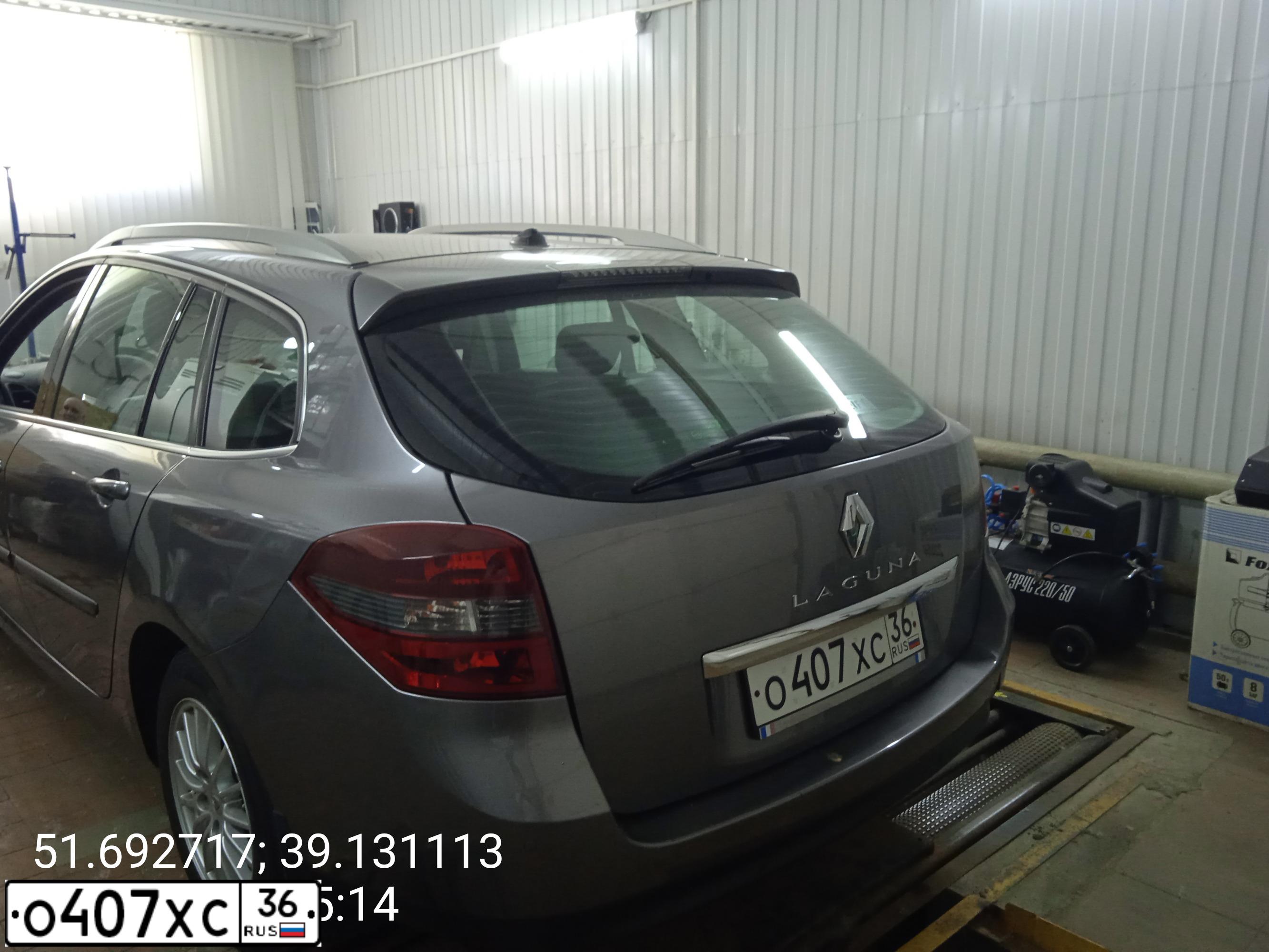 Фото автомобиля RENAULT LAGUNA, 2010 — госномер О407ХС36. Цвет: СЕРЫЙ