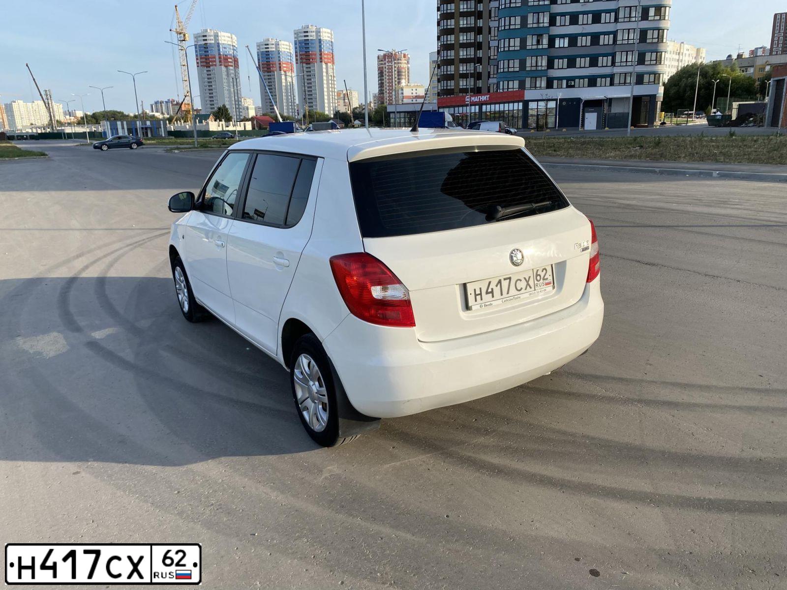 Фото автомобиля SKODA FABIA, 2011 — госномер Х423КО790. Цвет: Белый