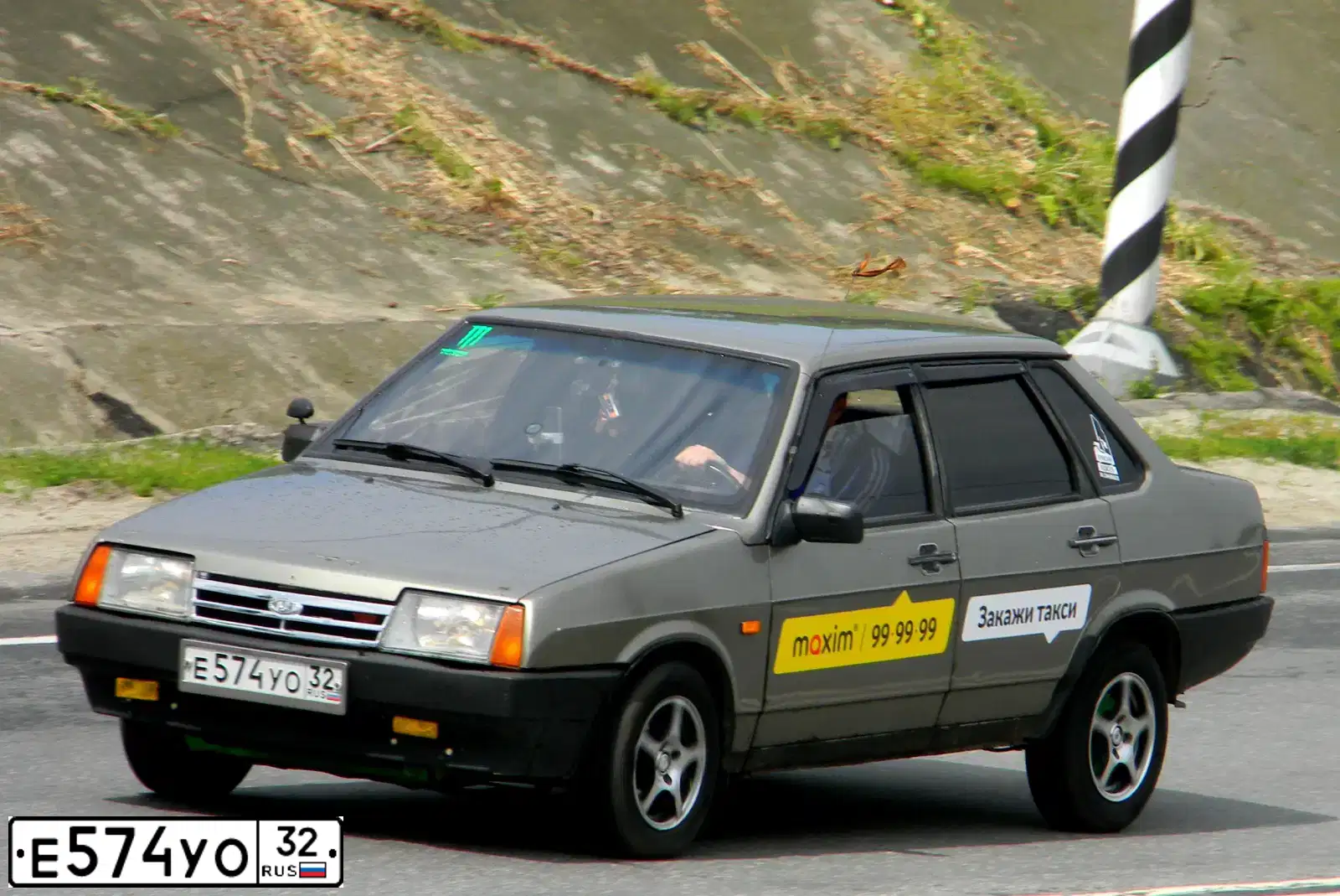 Фото автомобиля LADA 2109 SAMARA, 2001 — госномер Е574УО32. Цвет: СЕРЕБРИСТЫЙ СЕРО-ЗЕЛЕНЫЙ