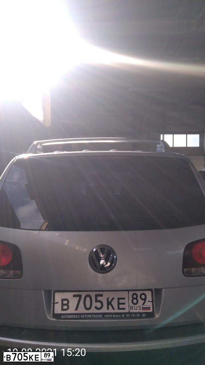 Фото автомобиля VOLKSWAGEN TOUAREG, 2010 — госномер В705КЕ89. Цвет: Серебристый