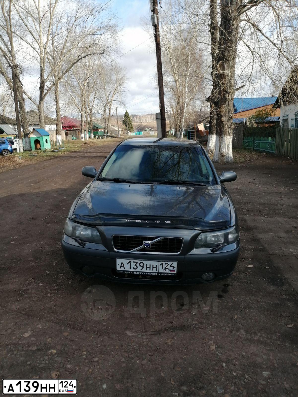 Фото автомобиля VOLVO S60, 2003 — госномер А139НН124. Цвет: ТЕМНО-СЕРЫЙ