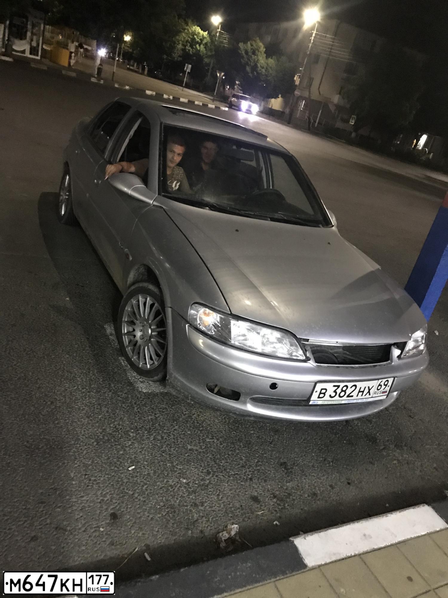 Фото автомобиля OPEL VECTRA, 1996 — госномер А261НС193. Цвет: СВЕТЛО-СЕРЫЙ