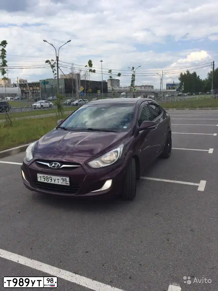 Фото автомобиля HYUNDAI SOLARIS, 2011 — госномер Т989УТ98. Цвет: ФИОЛЕТОВЫЙ