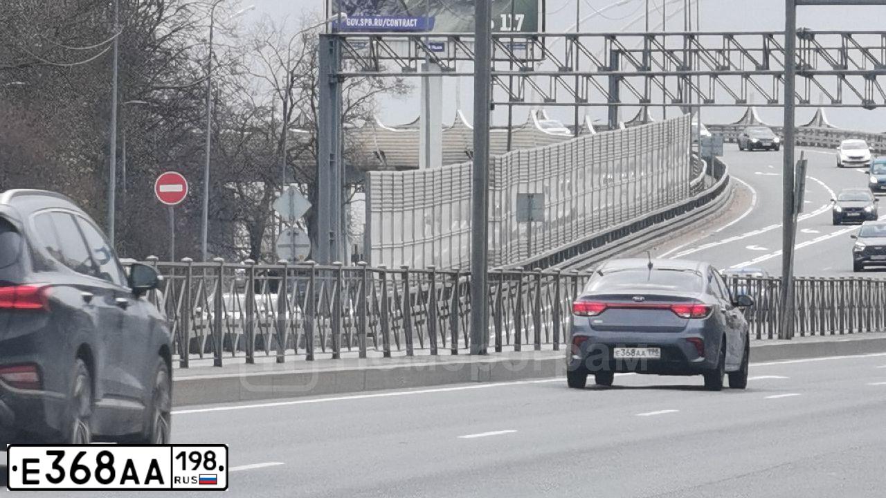 Фото автомобиля KIA RIO, 2019 — госномер Е368АА198. Цвет: Серый