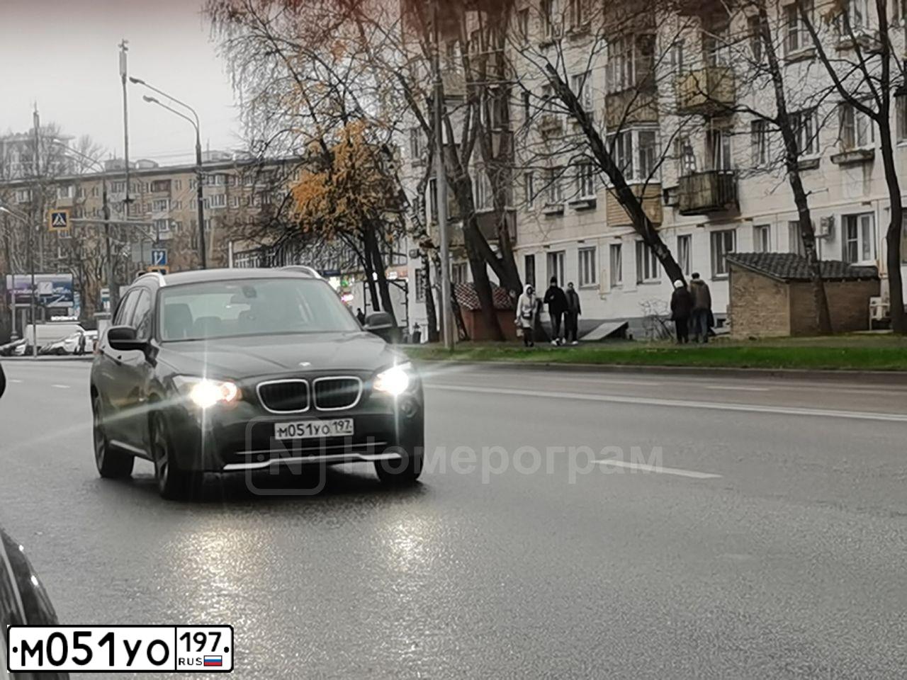 Фото автомобиля BMW X1, 2012 — госномер М051УО197. Цвет: ЧЕРНЫЙ
