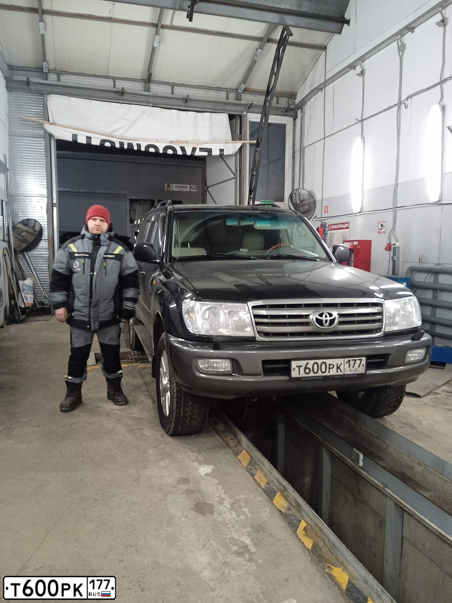 Фото автомобиля TOYOTA LANDCRUISER, 2006 — госномер Т600РК177. Цвет: ЧЕРНЫЙ