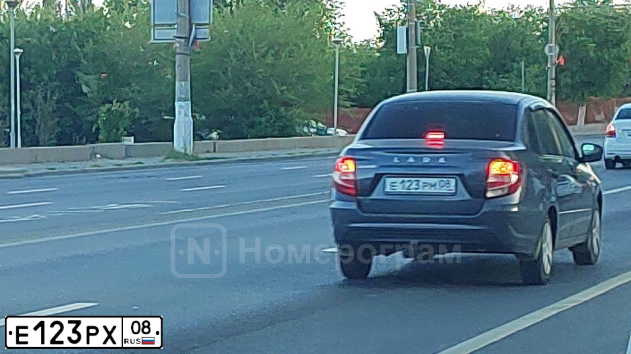 Фото автомобиля AUDI A4, 2012 — госномер М668РР178. Цвет: ЧЕРНЫЙ