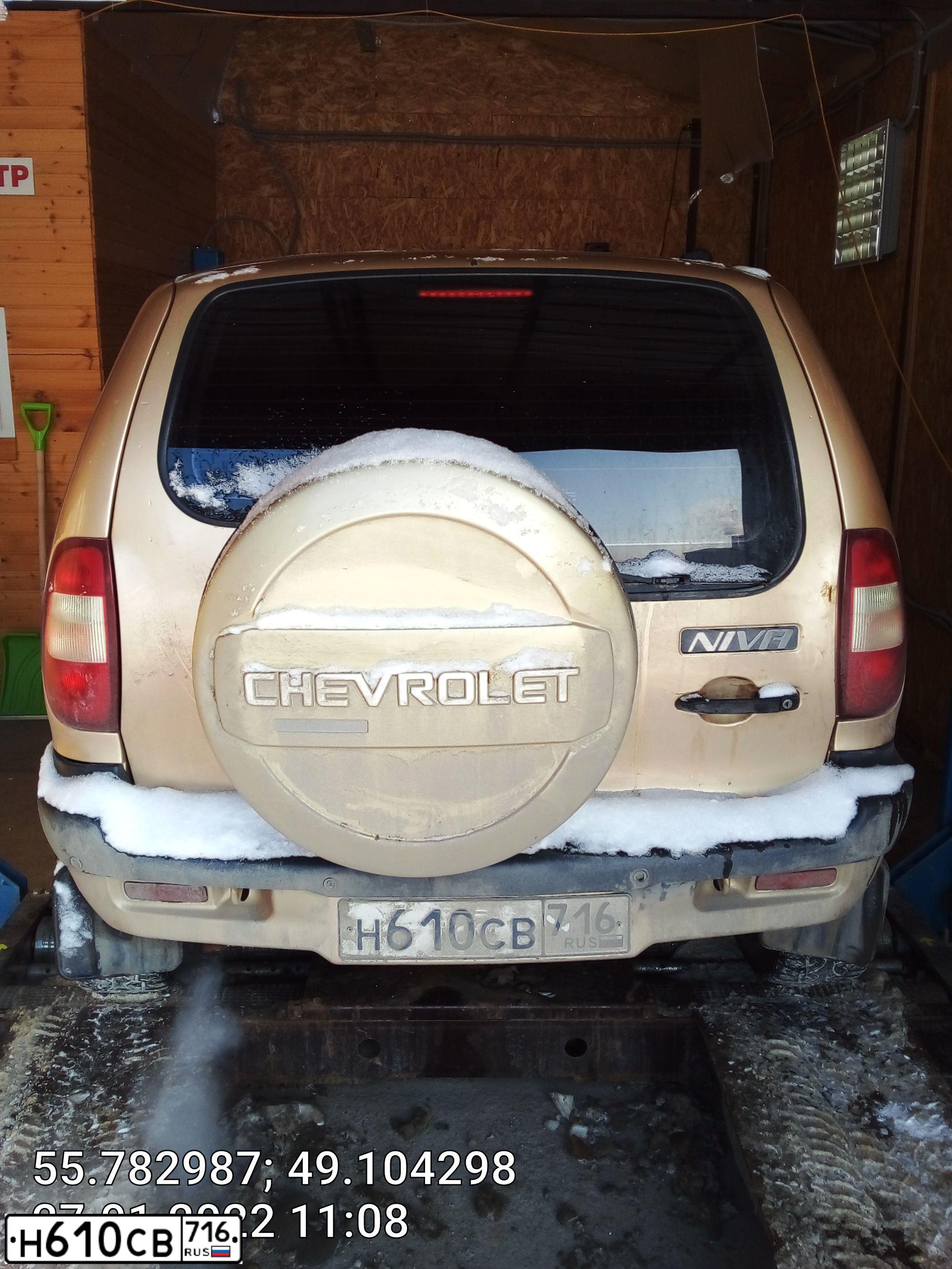 Фото автомобиля CHEVROLET NIVA, 2004 — госномер Х575КТ73. Цвет: БЕЖЕВЫЙ МЕТАЛЛИК