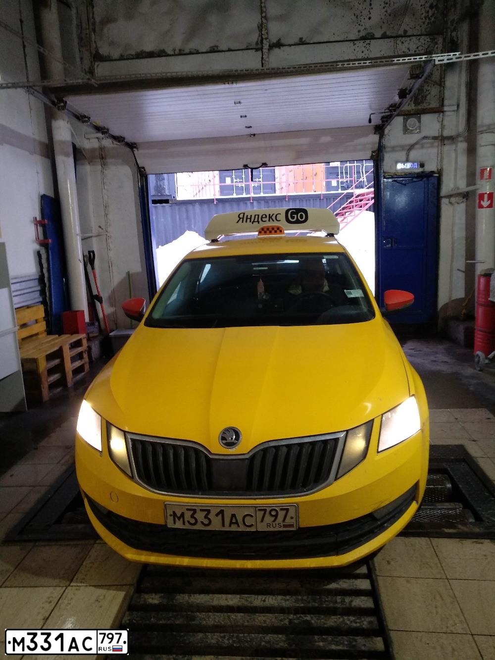 Фото автомобиля SKODA OCTAVIA, 2020 — госномер М331АС797. Цвет: ЖЕЛТЫЙ