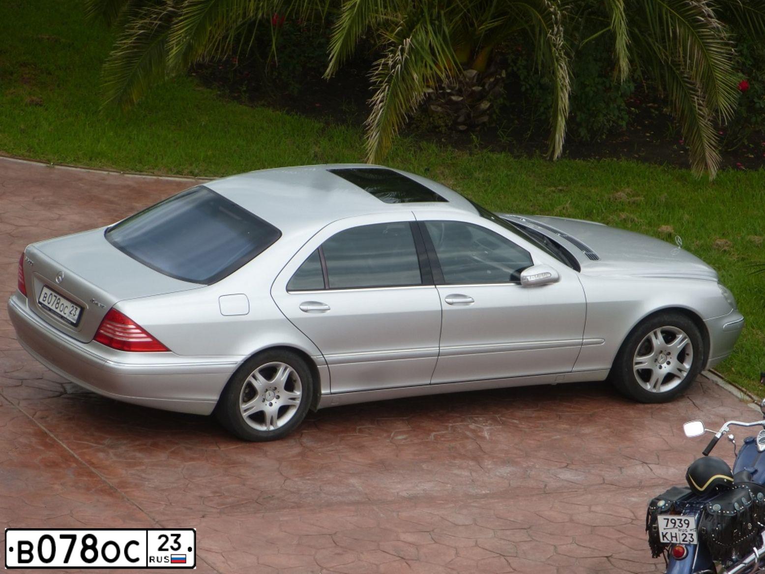 Фото автомобиля MERCEDES-BENZ S500, 2004 — госномер К089ТМ126. Цвет: СЕРЫЙ