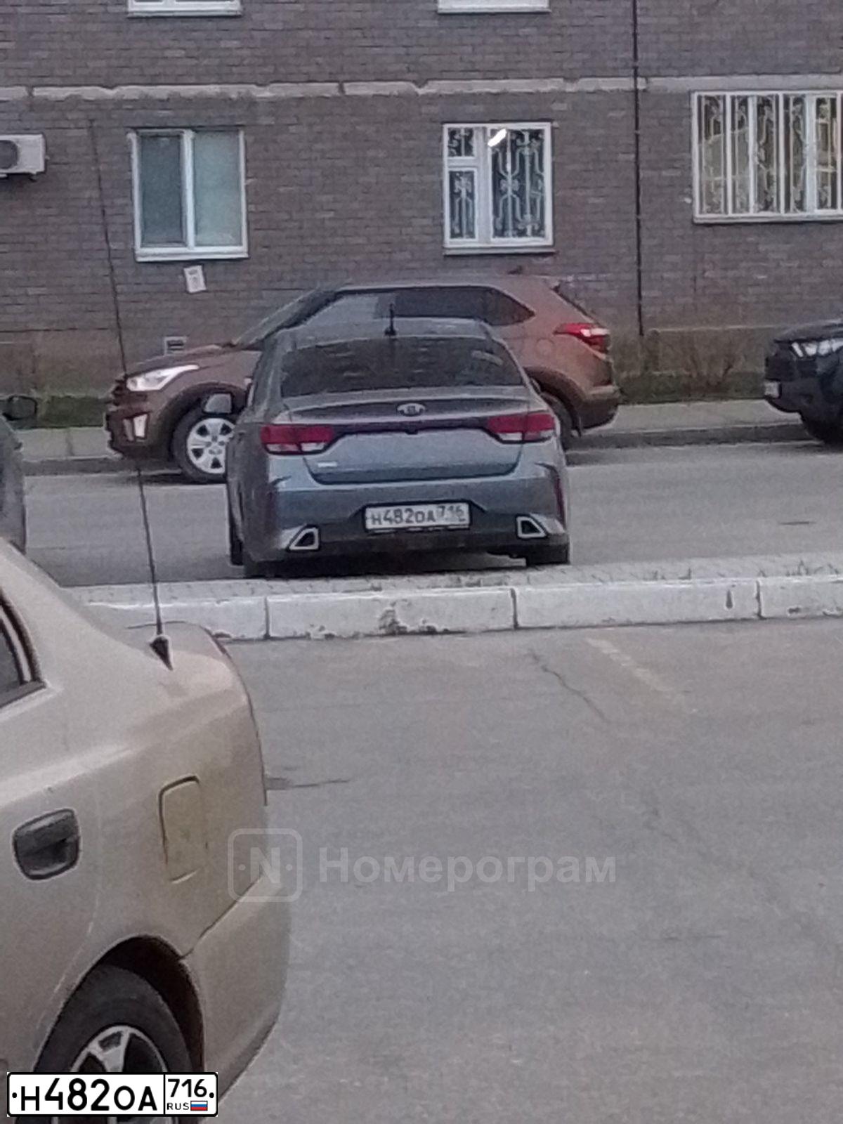Фото автомобиля KIA RIO, 2020 — госномер Н482ОА716. Цвет: СЕРЫЙ