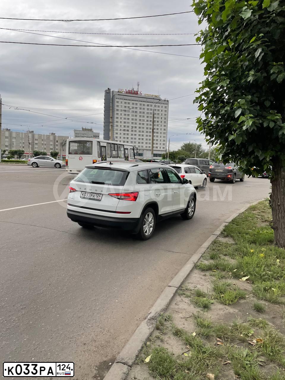 Фото автомобиля SKODA KODIAQ, 2020 — госномер К033РА124. Цвет: Белый