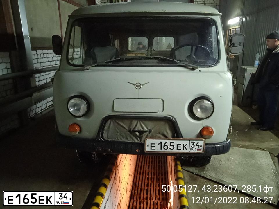Фото автомобиля UAZ 3741, 2000 — госномер Е165ЕК34. Цвет: БЕЛАЯ НОЧЬ