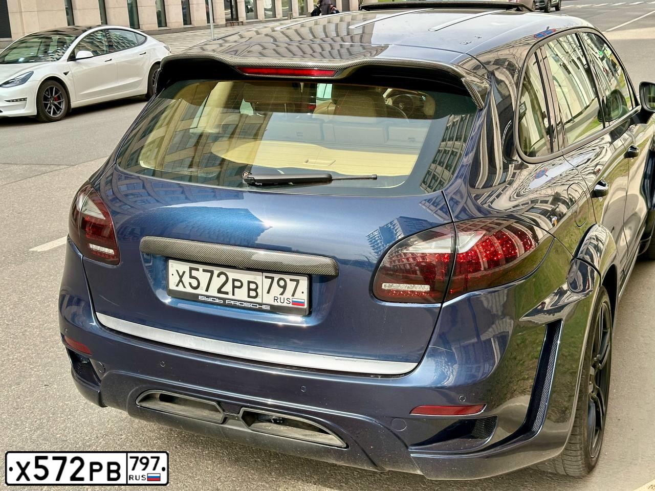 Фото автомобиля PORSCHE CAYENNE, 2010 — госномер Е414МО07. Цвет: синий
