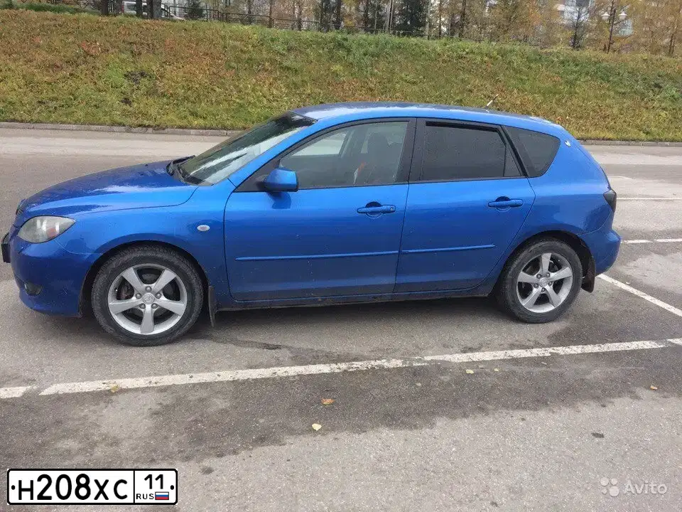 Фото автомобиля MAZDA A 3, 2004 — госномер Р557ЕН11. Цвет: СИНИЙ