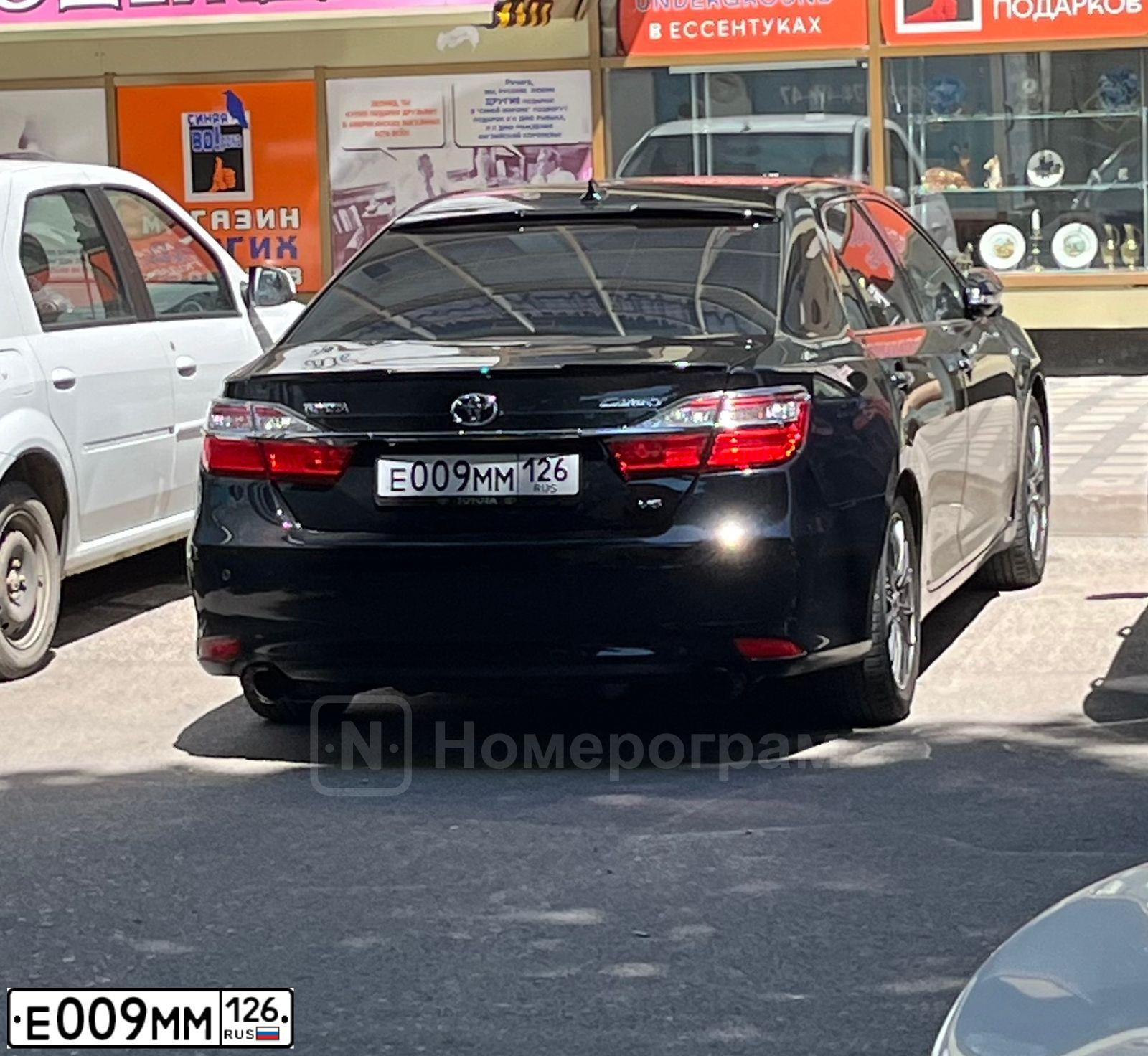 Фото автомобиля TOYOTA CAMRY, 2015 — госномер К002ВР26. Цвет: ЧЕРНЫЙ МЕТАЛЛИК