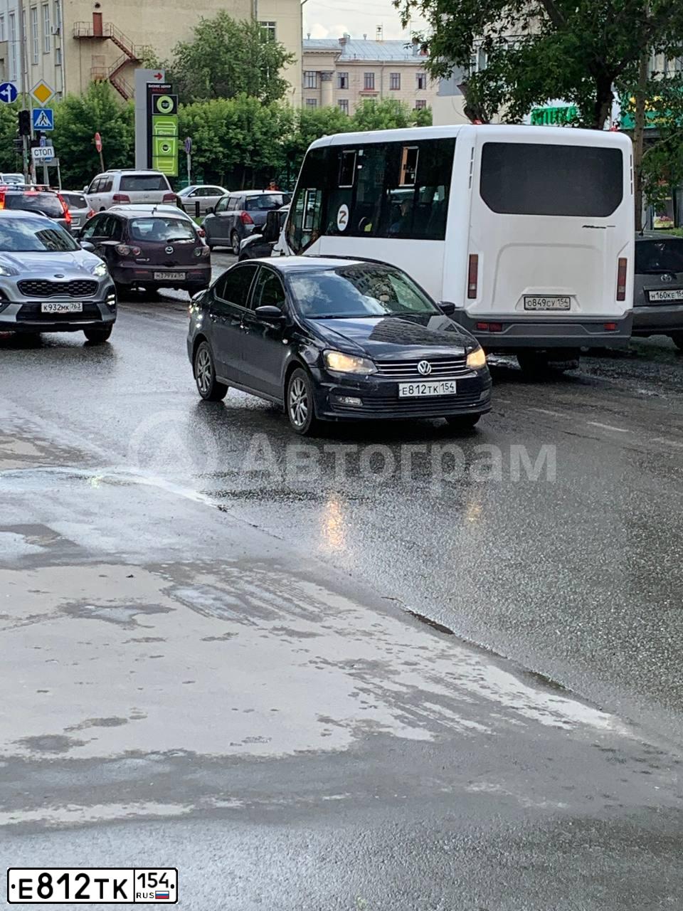Фото автомобиля VOLKSWAGEN POLO, 2016 — госномер Е812ТК154. Цвет: ЧЕРНЫЙ